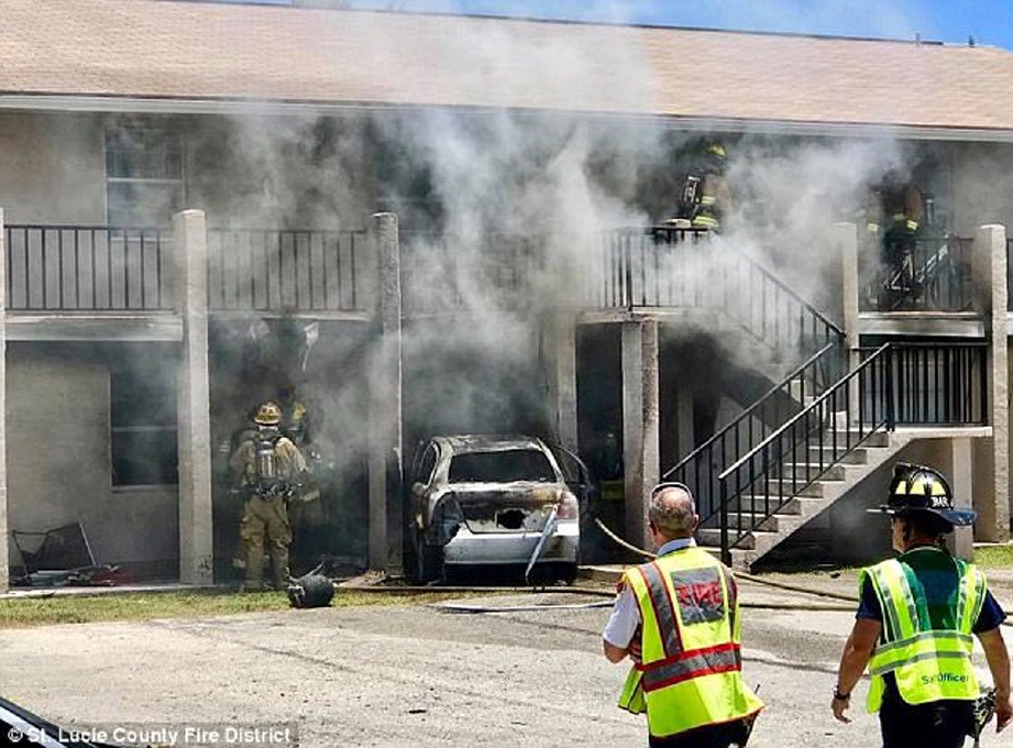 Keadaan kereta yang merempuh sebuah apartmen di  di Fort Pierce, Florida. 