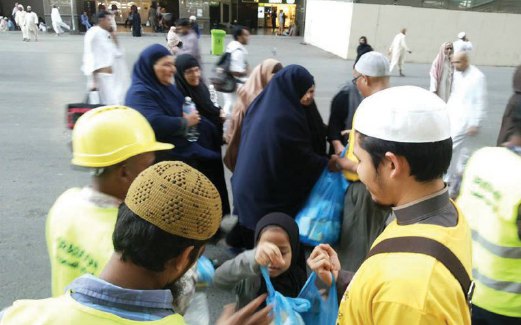 SUKARALEWAN mengagih makanan kepada pekerja pembersihan di Makkah.