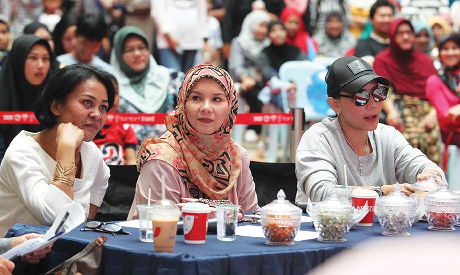 DARI kiri Ellie, Sheila, A Aida dipilih menjadi juri pada penganjuran DFKL 2017 di Pahang.