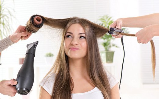 PENGGUNAAN kerap pengering rambut, penggulung rambut panas dan plat panas merosakkan rambut.