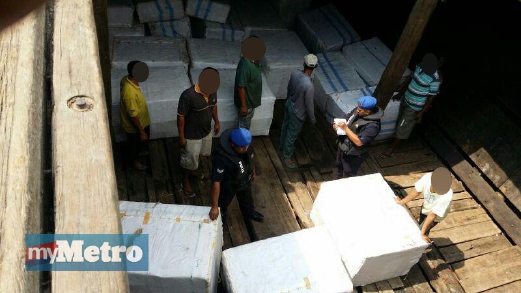 Anggota PPM Pelabuhan Klang menjalankan pemeriksaan di tempat simpanan barang bot tukaran barang, semalam.