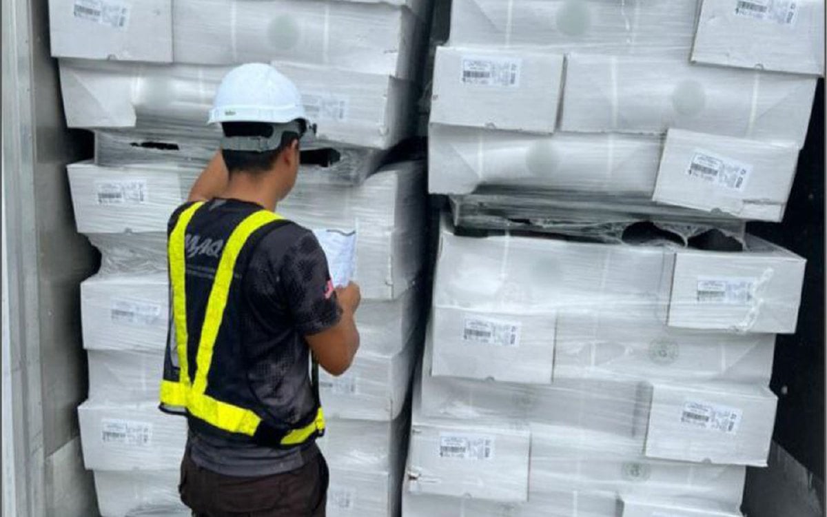 Maqis Negeri Johor menyita 25 tan daging babi import bernilai RM400,000 selepas pemeriksaan dilakukan ke atas sebuah kontena di Pelabuhan Pasir Gudang di sini, semalam. FOTO MAQIS NEGERI JOHOR