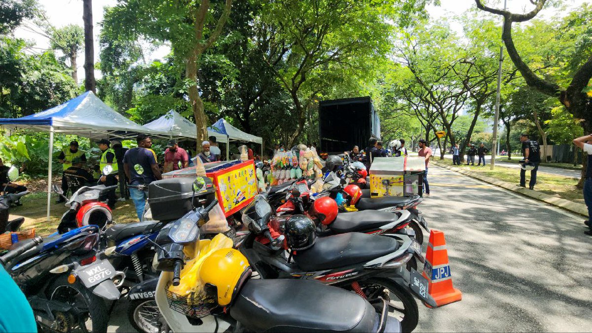 ANTARA motosikal yang disita kerana ditunggang oleh warga asing tanpa lesen sah. 