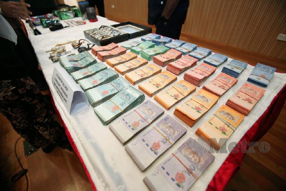 SEBAHAGIAN dadah dan duit yang dirampas dalam tiga serbuan di sekitar Pengerang. FOTO MOHD AZREN JAMALUDIN