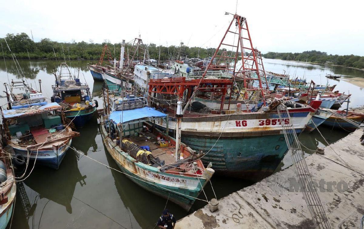 Tempat simpanan bot nelayan asing yang ditahan sepanjang operasi yang dijalankan oleh Agensi Penguatkuasaan Maritim Malaysia (APMM) di Pusat Tahanan Vesel (PTV) Maritim Negeri Kelantan. FOTO NIK ABDULLAH NIK OMAR