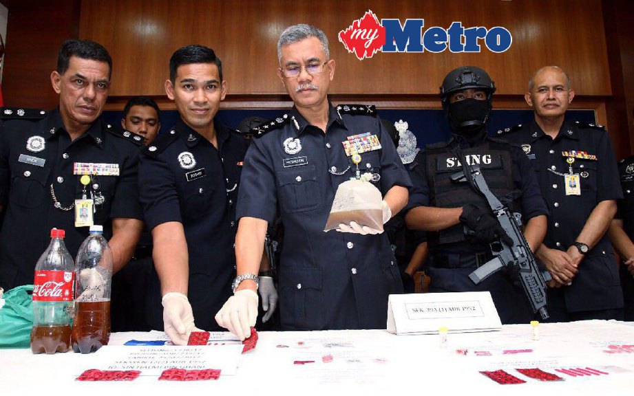 Hasanuddin (tengah) menunjukkan dadah yang dirampas dalam operasi bersepadu di sekitar Kota Bharu, hari ini. FOTO Nik Abdullah Nik Omar