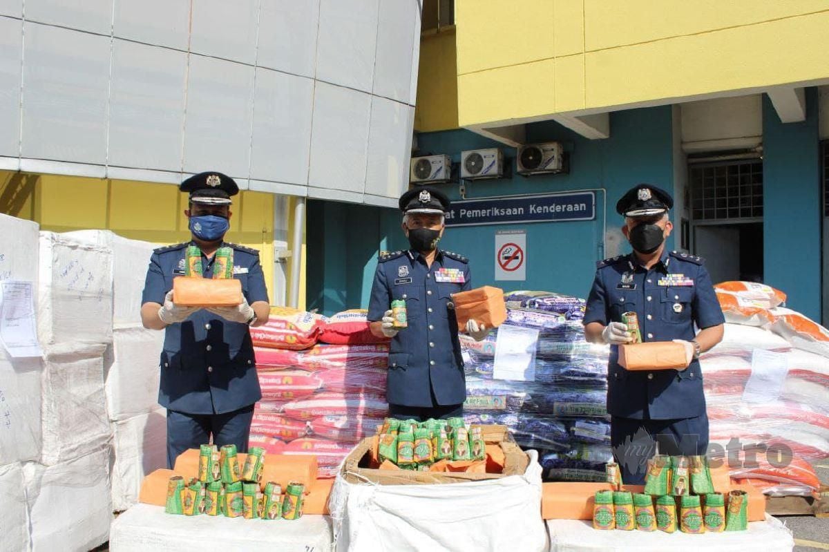  Jabatan Kastam Diraja Malaysia (JKDM) Zon Tengah Unit I (WPKL) mematahkan sindiket penyeludupan produk tembakau disyaki cerut dan beras putih di Pelabuhan Barat. FOTO IHSAN JKDM
