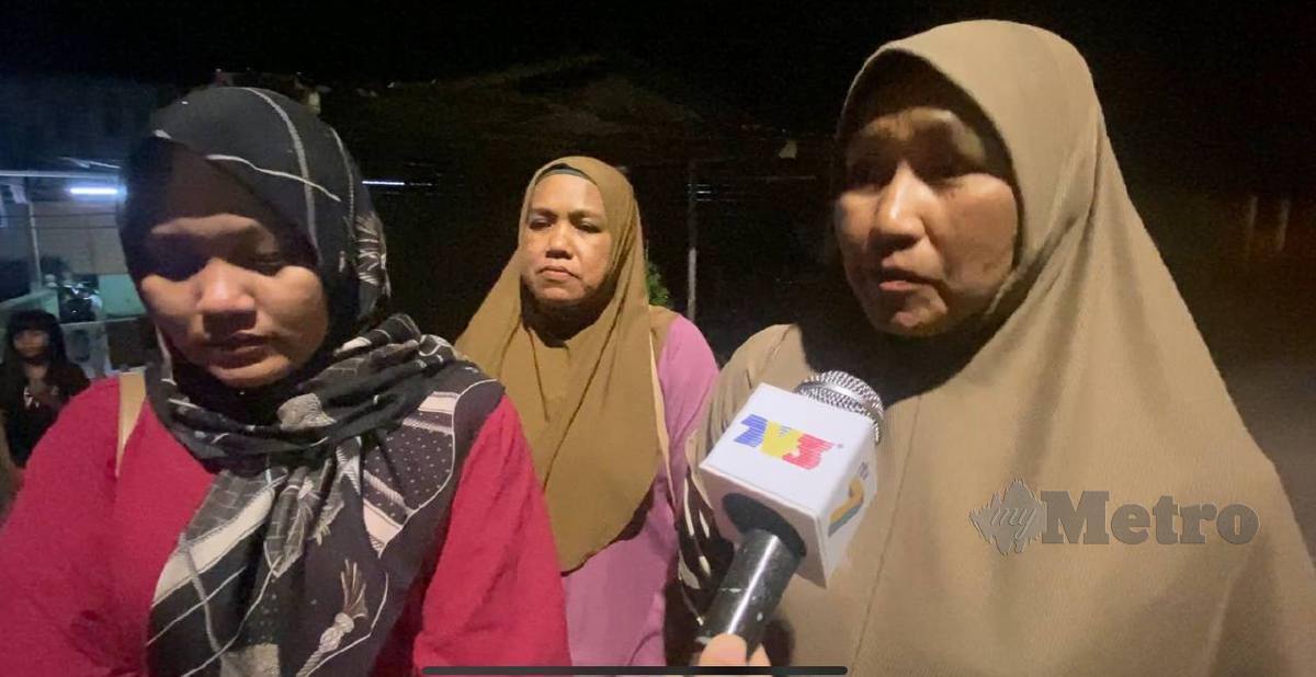 Ibu Bella, Noraini Salleh, 55, (kanan) dan Norhisham (kiri) yang tiba di lokasi penemuan rangka di Kampung Batu 7, Tongkang Pecah, petang semalam. FOTO Alias Abd Rani