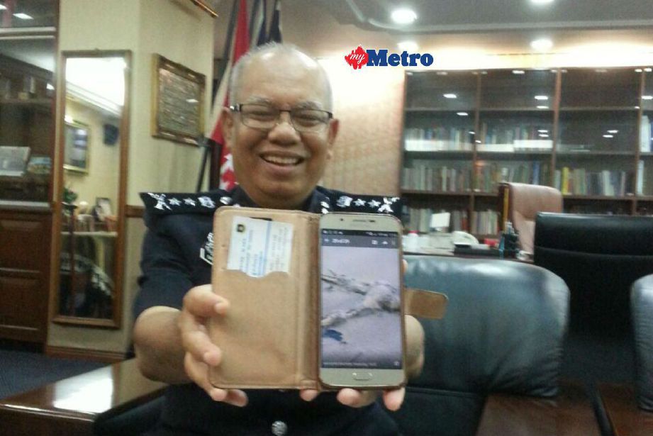 Datuk Dr Ab Rahman menunjukkan gambar rangka manusia dipercayai lelaki warga asing yang ditemui di pesisir pantai dekat Chalet Bayu Melayu, Melawi Bachok.
