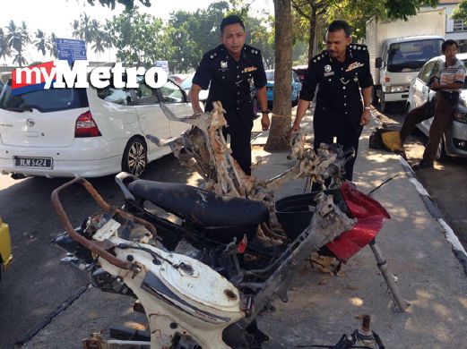 Mohd Yusoff (kanan) bersama pegawainya menunjukkan rangka motosikal curi yang dirampas. FOTO Na’imah Mohamed 