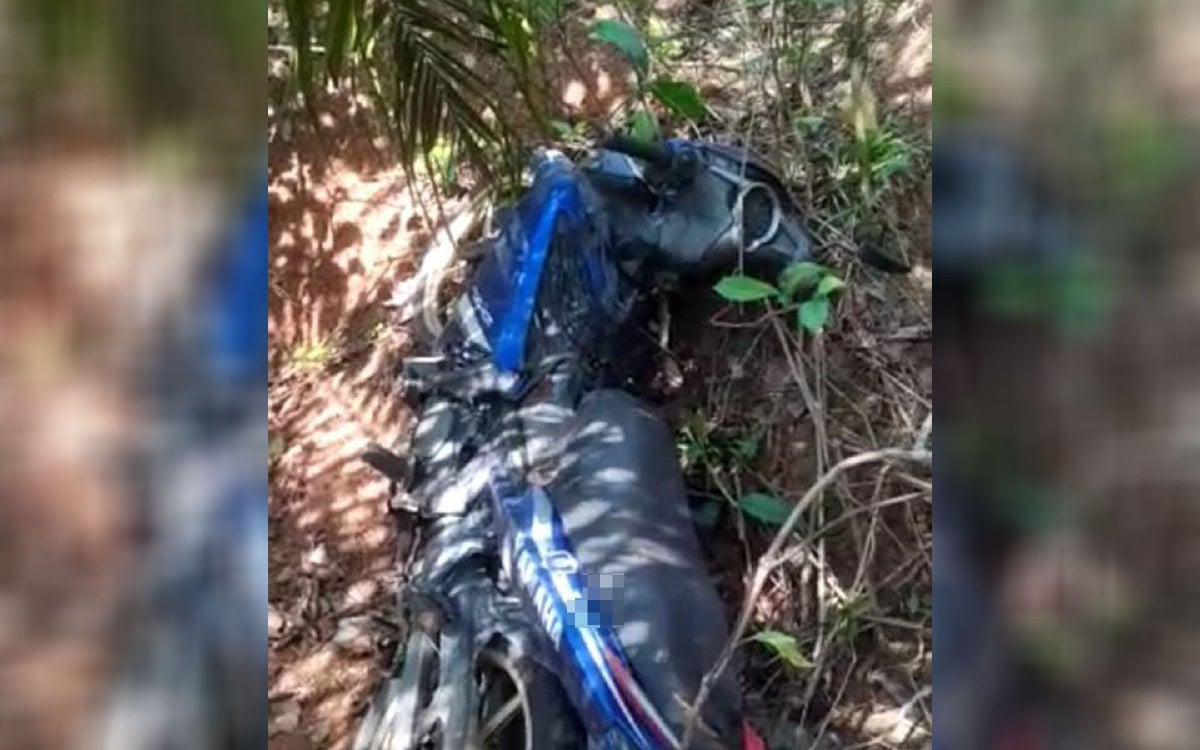 Rangka manusia bersama sebuah motosikal ditemui dekat sebuah ladang kelapa sawit Felda Sungai Kelemah, Gemas, di sini, petang tadi. FOTO IHSAN PEMBACA
