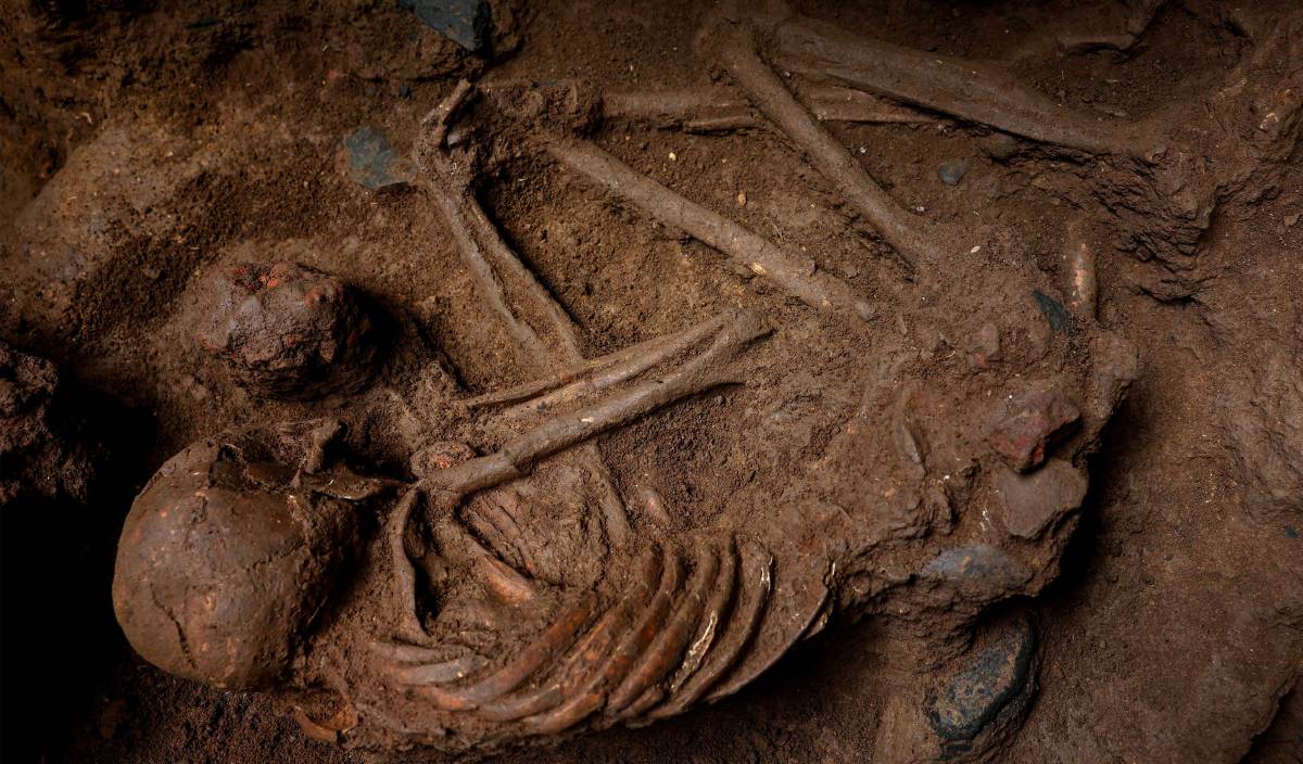 KEADAAN rangka manusia prasejarah berusia 14,000 tahun yang ditemui di Gua Keledung Kecil tujuh bulan lalu. FOTO BERNAMA