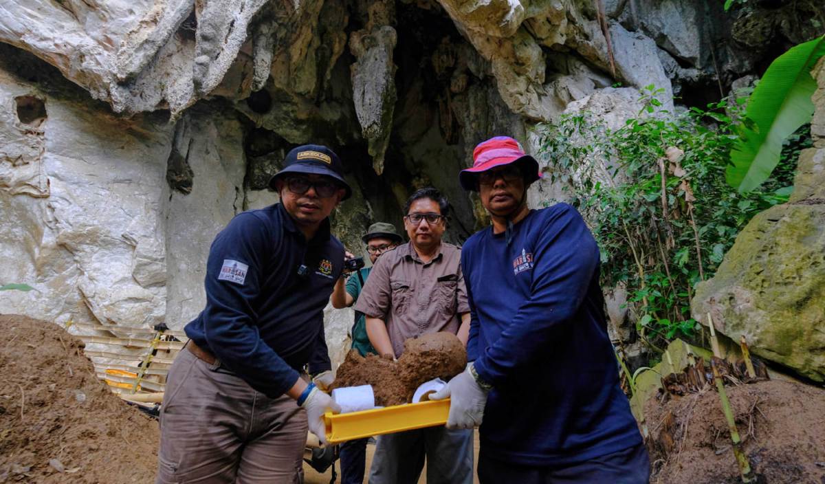 DR Zuliskandar (tengah) dan  petugas JWN serta pasukan ekskavasi UKM purba mengeluarkan rangka dari gua. FOTO BERNAMA