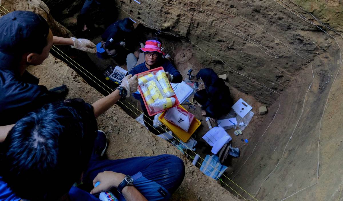 PROSES ekskavasi sebuah rangka manusia prasejarah berusia 14,000 tahun yang ditemui di Gua Keledung Kecil. FOTO BERNAMA