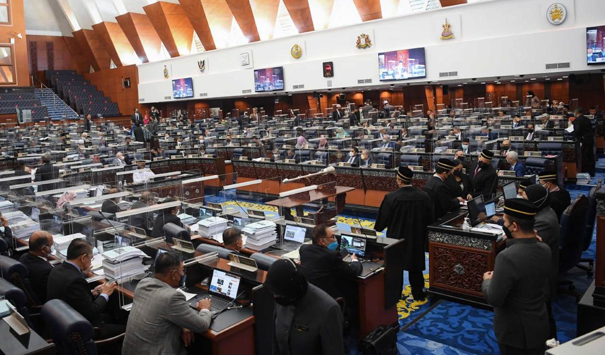 SUASANA terkawal dapat dilihat pada sesi mengundi untuk Rang Undang-Undang Perlembagaan (Pindaan) 2021 ketika sidang Dewan Rakyat di Bangunan Parlimen, semalam. FOTO BERNAMA