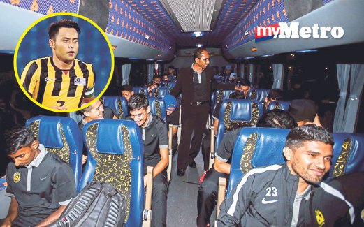 PENOLONG jurulatih Hassan Sazali Waras (tengah) bersama pemain Harimau Malaysia menaiki bas menuju ke KLIA untuk memulakan siri jelajah Oceania, kelmarin. Gambar kecil, Aidil Zafuan.