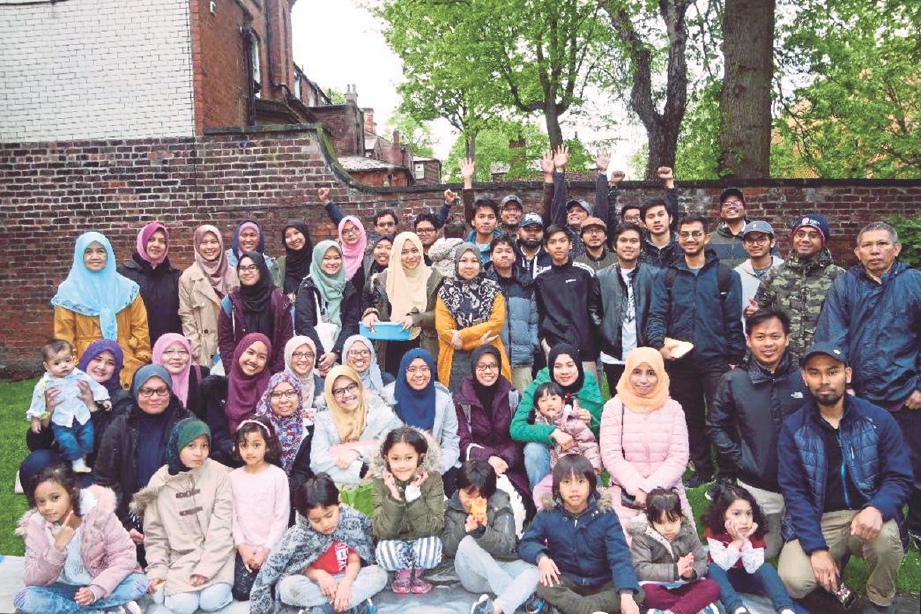 SEBAHAGIAN pelajar Malaysia di United Kingdom beraya di perantauan.
