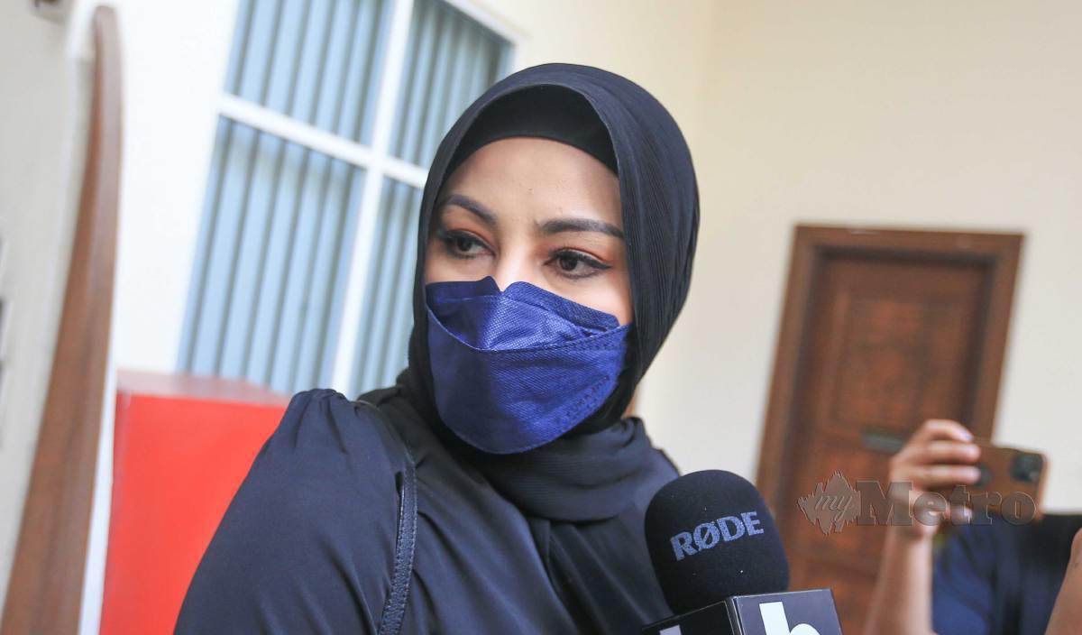 PACHARA Apin hadir di Mahkamah Rendah Syariah Subang Bestari bagi kes cerai secara fasakh terhadap suaminya, Afiq Muiz. FOTO Genes Gulitah