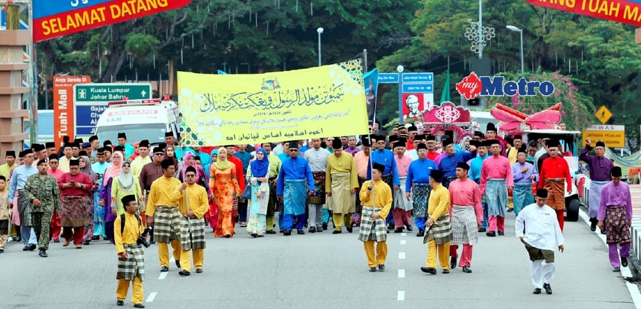 Yang Dipertua Negeri Melaka Tun Mohd Khalil Yaakob mengetuai perarakan diiringi Ketua Menteri Datuk Seri Idris Haron bersama kira-kira 7,000 peserta. - Foto KHAIRUNISAH LOKMAN
