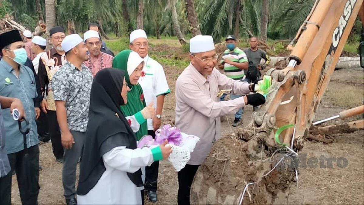 IDRIS Ahmad (tengah) memotong riben sebagai simbolik Majlis Pecah Tanah Projek Kompleks Pendidikan Yayasan Pendidikan Islam Selangor (YAPIS) di Rancangan Tanah Belia 1, Sungai Panjang, hari ini. FOTO AMIRUL AIMAN HAMSUDDIN 