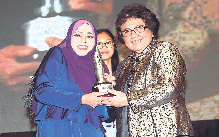 DATUK Shuhaimi Baba (kanan) menyampaikan Anugerah Novel terbaik kepada Siti Rosmizah.