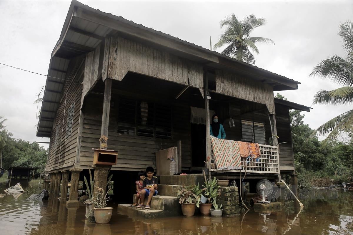 FOTO pada 4 Januari menunjukkan keadaan banjir di Kampung Gudang Rasau, Kuantan. FOTO Farizul Hafiz Awang