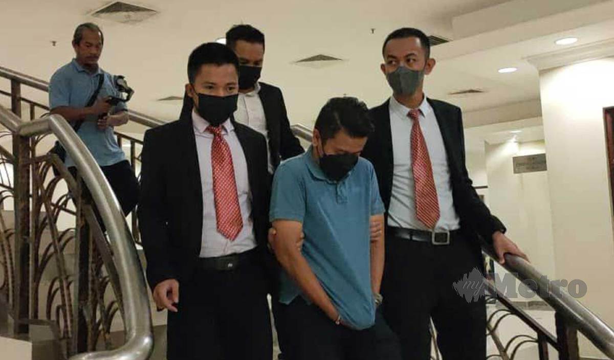 MOHD Yusrizal dibawa pegawai SPRM di Mahkamah Sesyen Kuantan. FOTO Khairulmizan Yahya