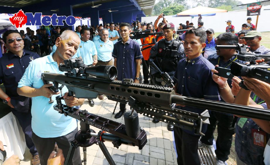Noor Rashid mencuba senjata jenis Rifle Sniper Barrett 12.7 mm pada majlis Penutup Pertandingan Menembak IPSC Piala Ketua Polis Negara dan Terbuka PDRM 2016 di Lapang Sasar Briged Tengah, Pasukan Gerakan Am, Cheras. FOTO Rosela Ismail 