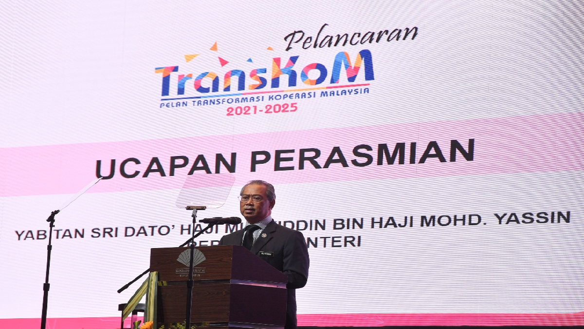 PERDANA Menteri, Tan Sri Muhyiddin Yassin berucap pada majlis pelancaran TransKom hari ini. FOTO BERNAMA