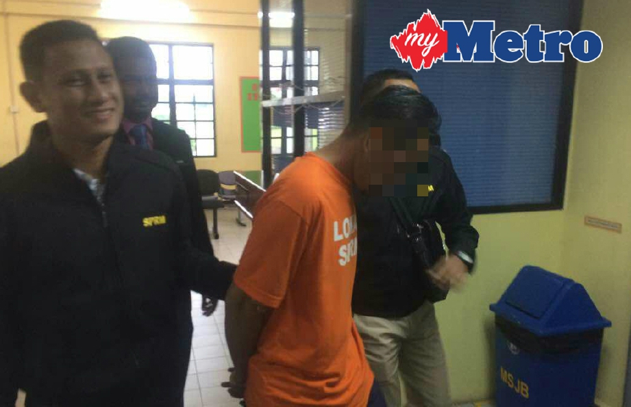 Suspek dibawa ke Mahkamah Majistret untuk mendapatkan perintah reman. FOTO Mohd Sabran Md Sani