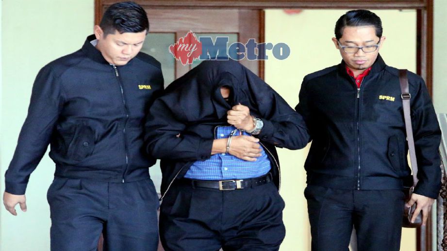 PEGAWAI SPRM mengiringi Rijali (tengah) selepas dijatuhi hukuman penjara selama setahun  berserta denda RM10,000 oleh Mahkamah Sesyen Alor Setar atas tuduhan menerima rasuah, hari ini. Foto AMRAN HAMID
