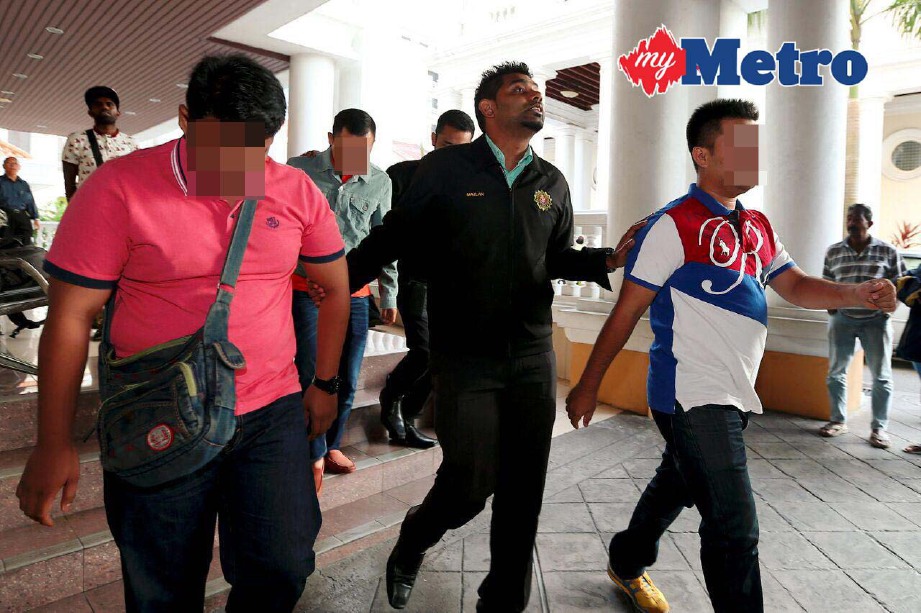Pegawai SPRM Pulau Pinang membawa seorang daripada empat anggota polis yang di dakwa di Mahkamah Sesyen, Georgetown hari ini atas pertuduhan menerima rasuah daripada orang awam. FOTO Mikail Ong