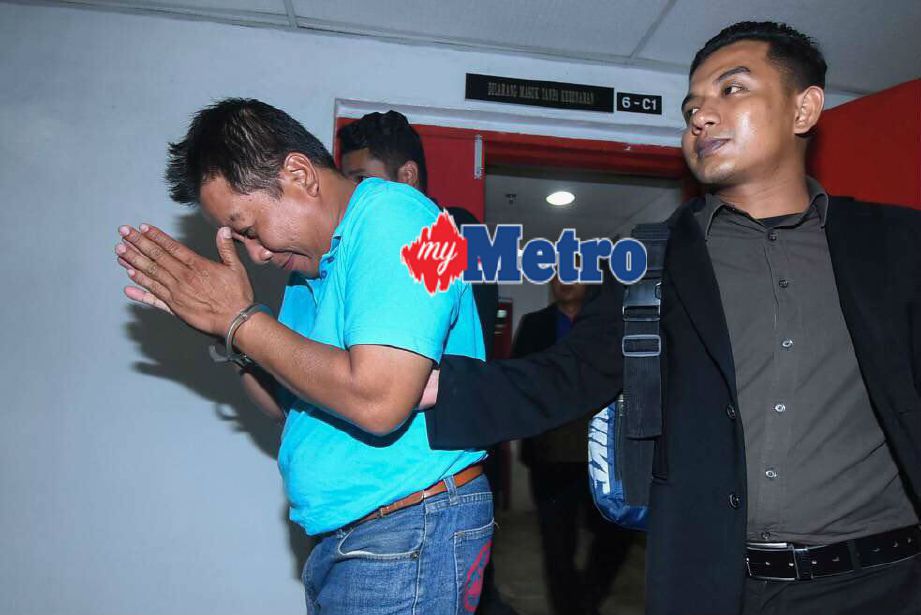 Zamri mengaku tidak bersalah di Mahkamah Sesyen Kuala Terengganu hari ini atas 11 pertuduhan menerima rasuah berjumlah RM23,100. FOTO Syafiq Ambak