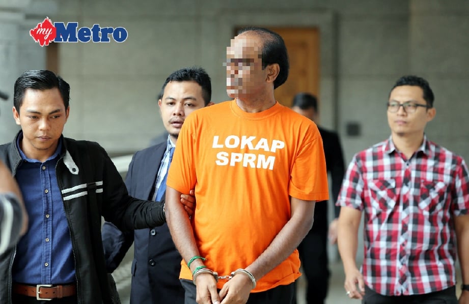 Suspek dibawa untuk mohon perintah tahanan reman di Mahkamah Majistret Putrajaya. FOTO Abdul Rahim Rahmat