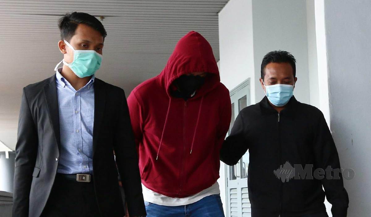 NORSHAHRIL (tengah) dihadapkan ke Mahkamah Sesyen Melaka atas dua pertuduhan memperolehi suapan berjumlah RM9,500 bagi kontrak kerja pembekalan untuk Jabatan Kemajuan Masyarakat (Kemas) Melaka pada empat tahun lalu. FOTO Iqmal Haqim Rosman