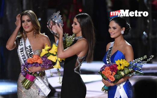 BEKAS Miss Universe Paulina Vega, mencabut mahkota daripada Ariadna (kiri) sebelum diserahkan kepada Pia Alonzo (kanan).