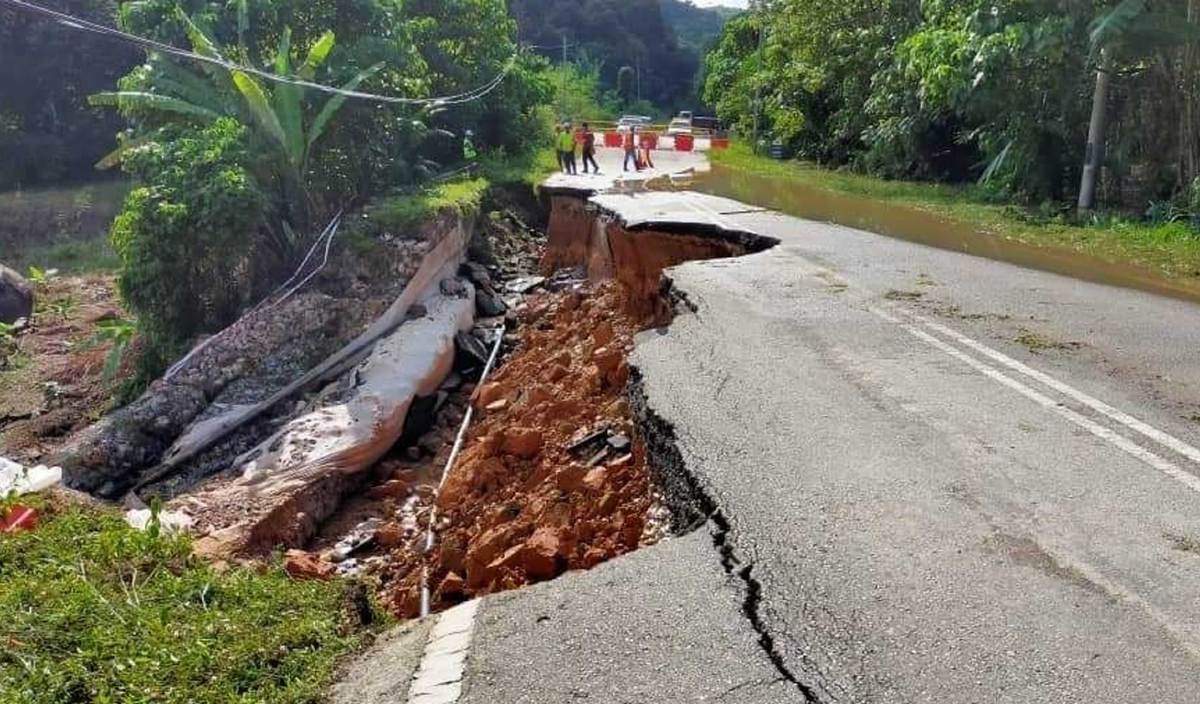 JALAN lama Bentong-Raub ditutup kepada semua kenderaan akibat runtuhan sebahagian jalan sepanjang 60 meter berhampiran Kampung Sungai Chetang. FOTO Ihsan JKR Raub