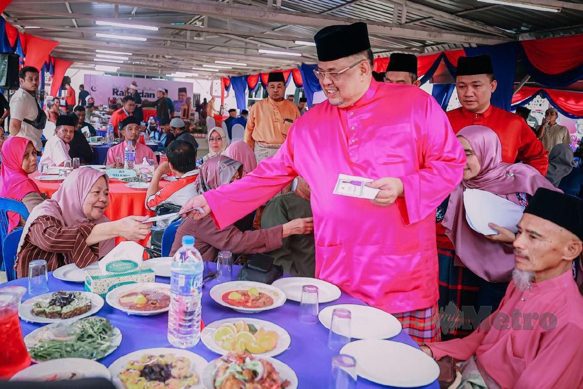 AB Rauf menyampaikan sumbangan  Ramadan dan berbuka puasa peringkat daerah Melaka Tengah di Masjid Al-Alami (MITC), hari ini. FOTO Amir Mamat