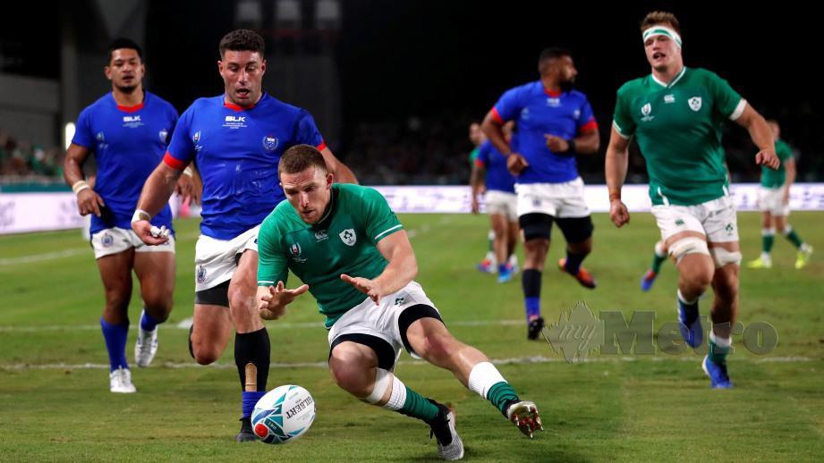 Andrew Conway (tengah) melakukan try ketujuh untuk Ireland. FOTO REUTERS 