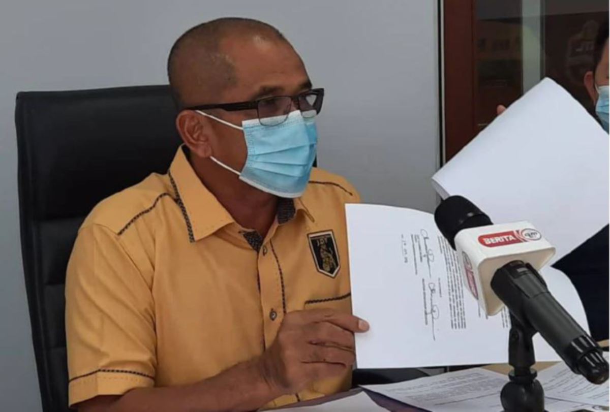 ABDUL Halimmenunjukkan surat penarikan diri sebagai ahli gabungan PSM pada sidang media di Johor Bahru. - FOTO Rizar Mohd Noor