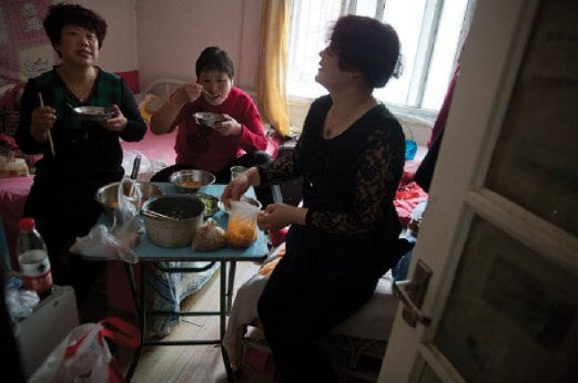 GUO Xinglan (tengah) bersama saudara-maranya di bilik hotelnya berhampiran hospital kanser.