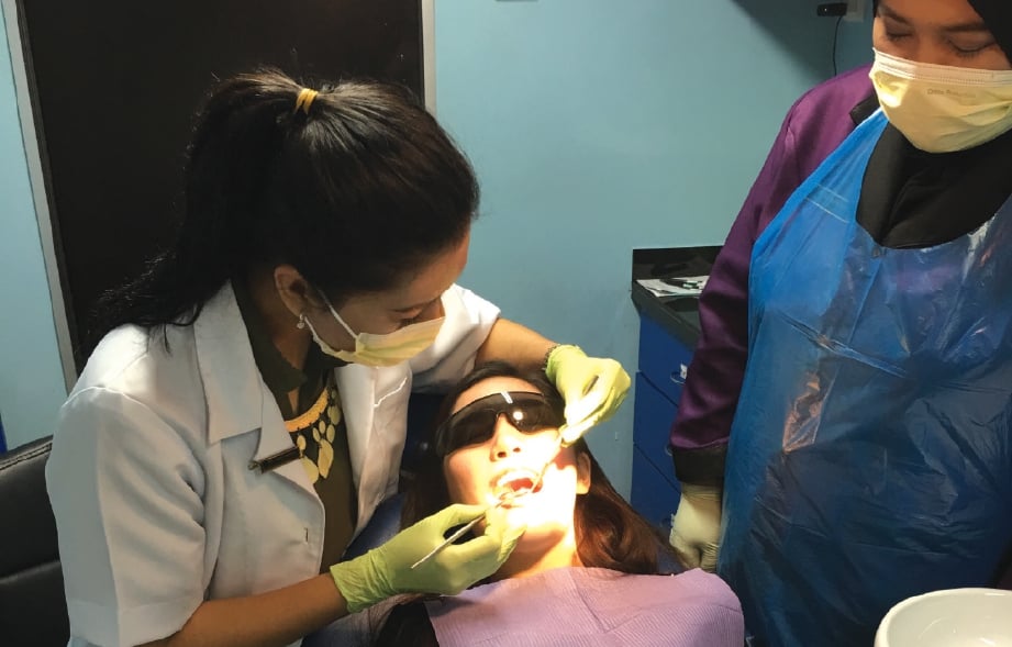 DR IRMA melakukan pemasangan pendakap gigi kepada pesakit.