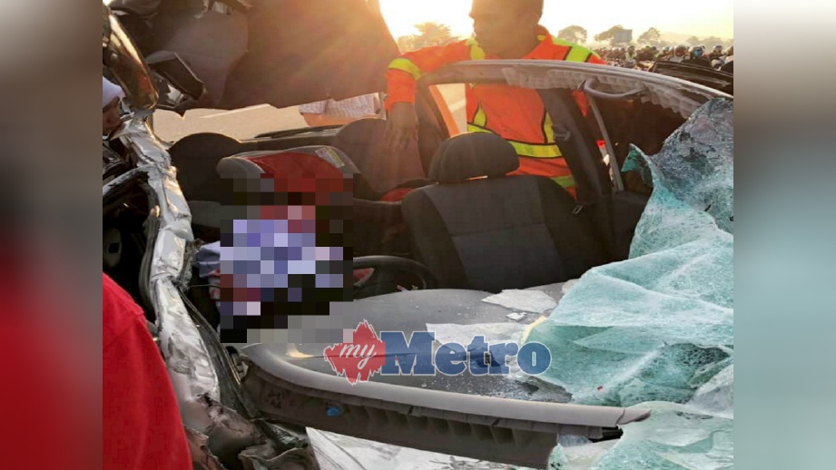 KEADAAN jururawat yang cedera parah selepas tersepit dalam kereta dalam kemalangan di Lebuhraya Butterworth-Kulim (BKE), Bukit Mertajam, hari ini. FOTO Ihsan Pembaca