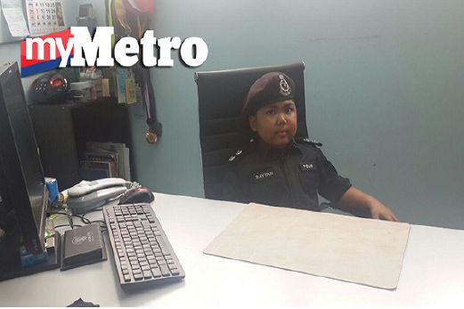 Rayyan diberi peluang duduk di meja Ketua Balai Polis Bandar Utama. FOTO Mohd Hasbi Sidek