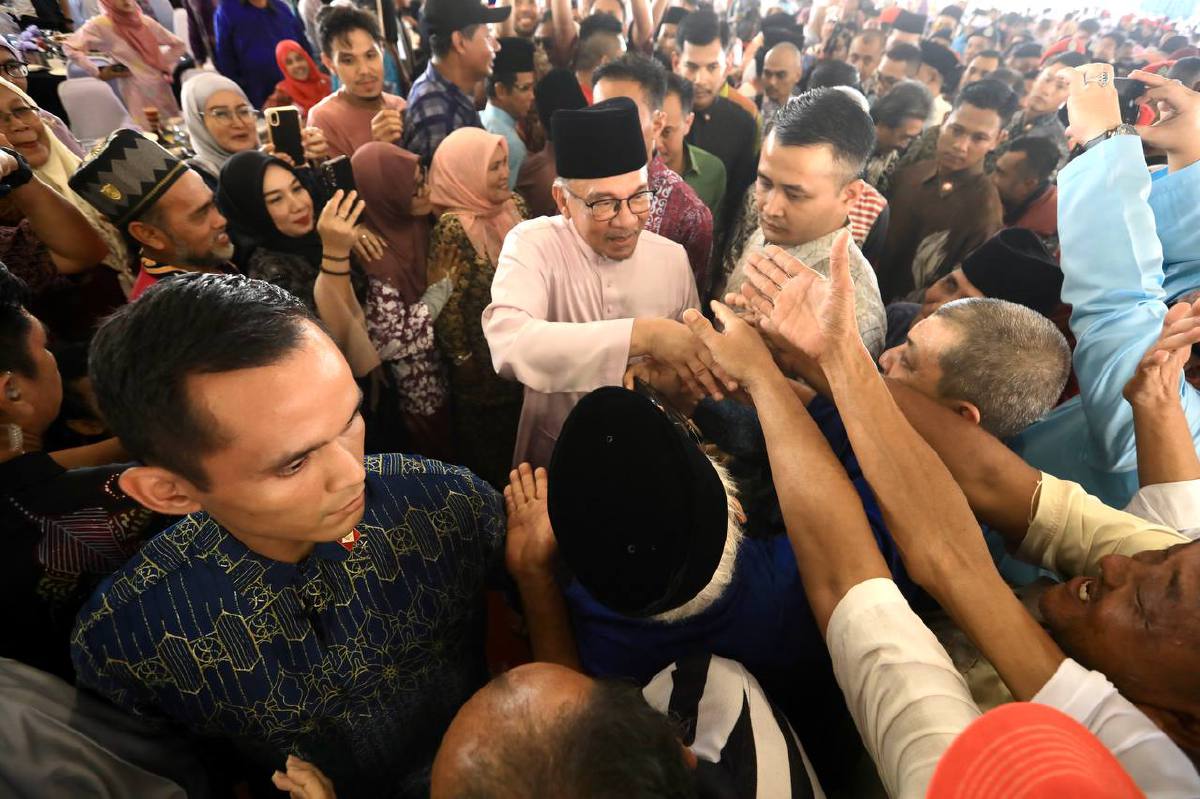 ORANG ramai mengambil peluang bersalaman dengan Perdana Menteri  pada Majlis Sambutan Aidilfitri Madani 2024 Peringkat Negeri Terengganu hari ini. FOTO Ghazali Kori.