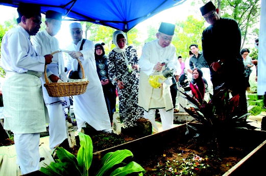 Tengku Razaleigh (dua dari kanan) menyiram air mawar di pusara isterinya  di Tanah Perkuburan Jalan Ampang, Kuala Lumpur. Gambar kecil, Najib tiba di kediaman Tengku Razaleigh.