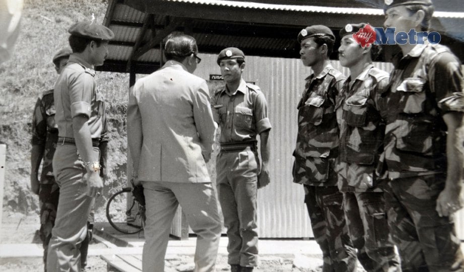 MUHAMAD Razali (kanan) menerima kunjungan hormat daripada pimpinan tertinggi ketika bertugas di Beufort, Sabah pada 1967. FOTO Razif Rosli