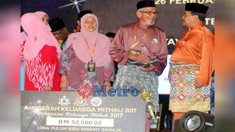 JAMIL Khir (kanan) berbual bersama Razali dan Esah pada majlis Anugerah Keluarga Mithali 2017 di Putrajaya, hari ini. FOTO Mohd Fadli Hamzah