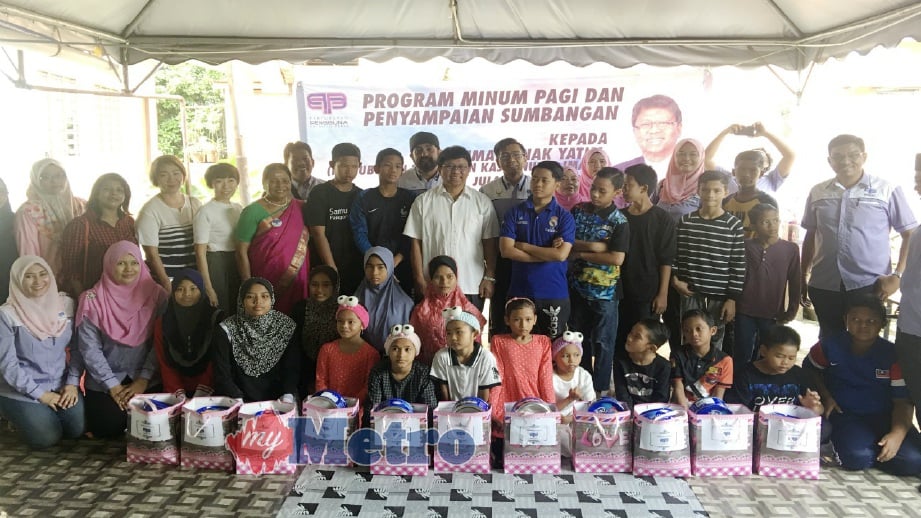 ASMUNI (tengah) bersama ahli Pertubuhan Pengguna Prihatin Perak menyampaikan sumbangan dan duit raya kepada penghuni Rumah Anak Yatim Pertubuhan Kebajikan Kasih Nurul Iman Kampung Manjoi, hari ini. FOTO Razif Rosli
