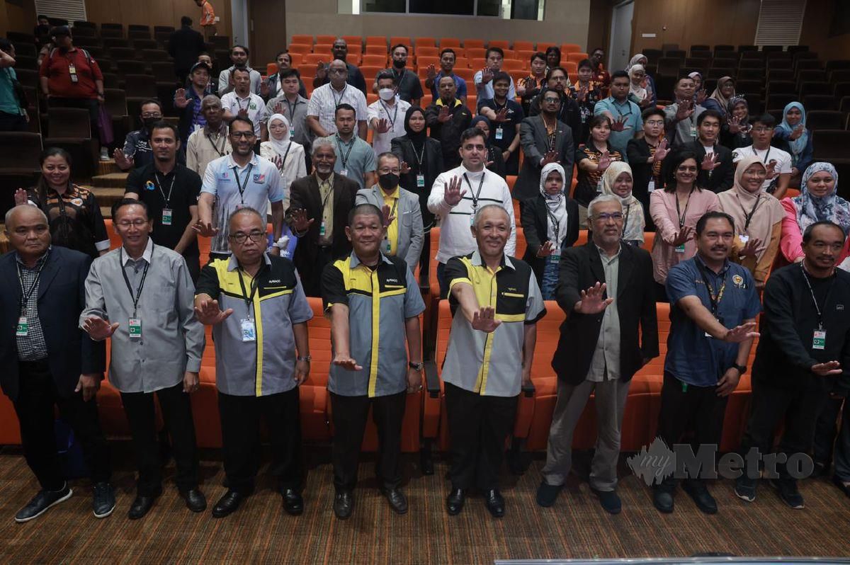 RAZIM (empat dari kanan) bersama wakil persatuan sukan pada program antirasuah pengurusan bantuan dana kerajaan kepada badan sukan 2022 di Putrajaya, hari ini.